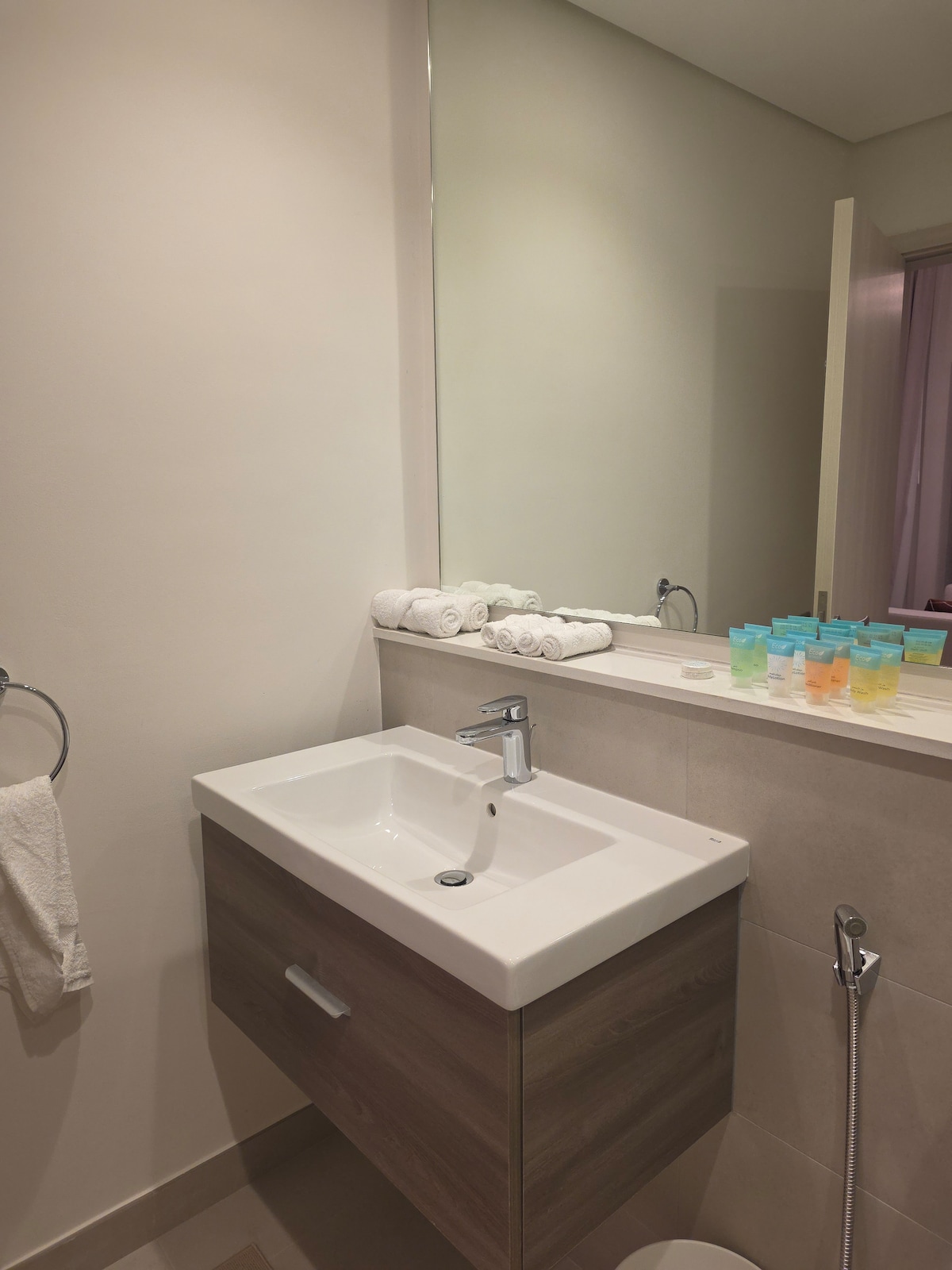 Yas 210 — vanity with towels and amenities
